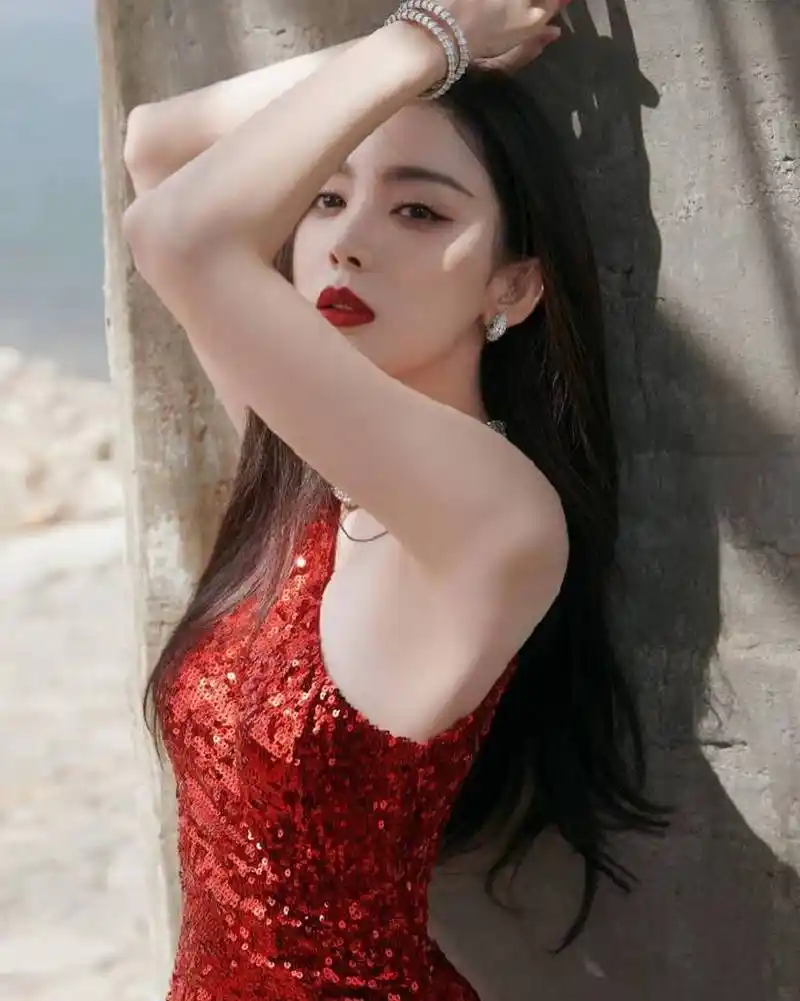 娇艳秀丽  古力娜扎一身红色的裙子和唇色的搭配确实令人惊艳