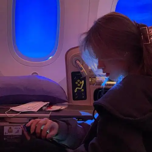 分享几个很适合当头像的ins美女