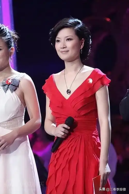 网上找到她的信息是中国内地女主持人,制片人,上海戏剧学院本科,主持