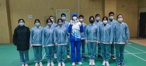 北京八中京西校区邀请冬奥志愿者校友参加开学典礼分享心得