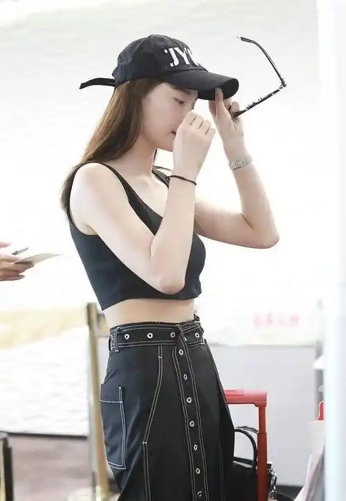 原创沈梦辰机场作秀博眼球高腰裤勒出赘肉露脐装背心显好清凉