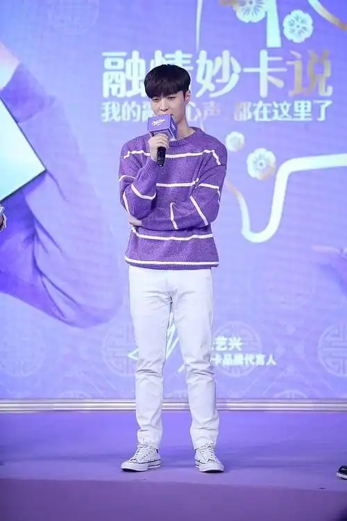 原来男明星都爱老头衫张艺兴衬衫叠穿背心依旧帅气难挡