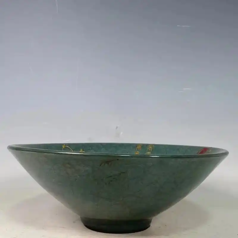 收藏品!宋官窑冰裂纹刻字斗笠碗摆件:该器型规整,皮壳陈旧,底 - 抖音
