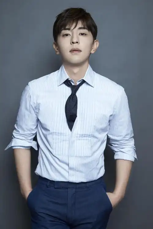 邓伦穿搭太酷了,穿蓝色衬衫配白色工装背带裤,个性又显魅力 - 邓伦是