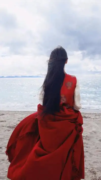 女生打伞背影图