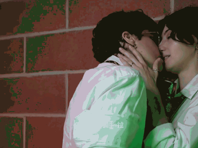 捂嘴!握脖!吻上去!两具身体迎合缠绵!啊啊啊!这对真的太会亲啦!