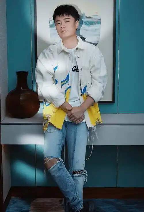 后来他又加入了跑男团,成为了跑男团中的搞笑担当,但是对于陈赫的颜值