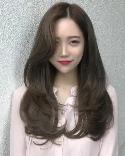 长发在很多人的印象当中都是特别的温柔,如果搭配合理的裁剪和烫发