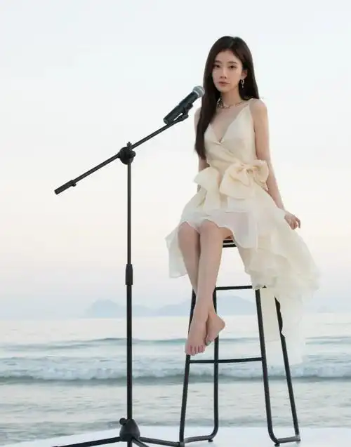 清纯可人的她早在十六岁时就参与过选秀节目,虽未获得评委特别青睐,却