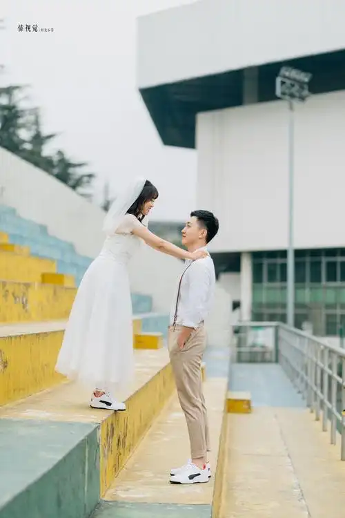 在相识,相知,相恋的校园拍一组婚纱照,重温一次学生时代的浪漫.