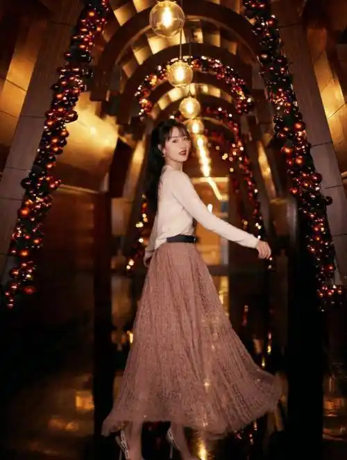 袁冰妍拍摄时尚大片,穿刺绣针织衫配透视裙,28岁甜如初恋_look_黑色