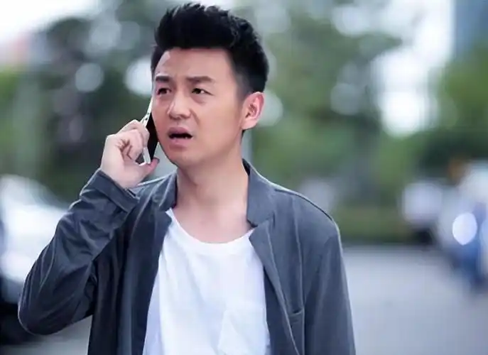 哪怕是与雷佳音齐名"东北男团"的沈腾,好歹曾经也当过军艺校草,年轻时