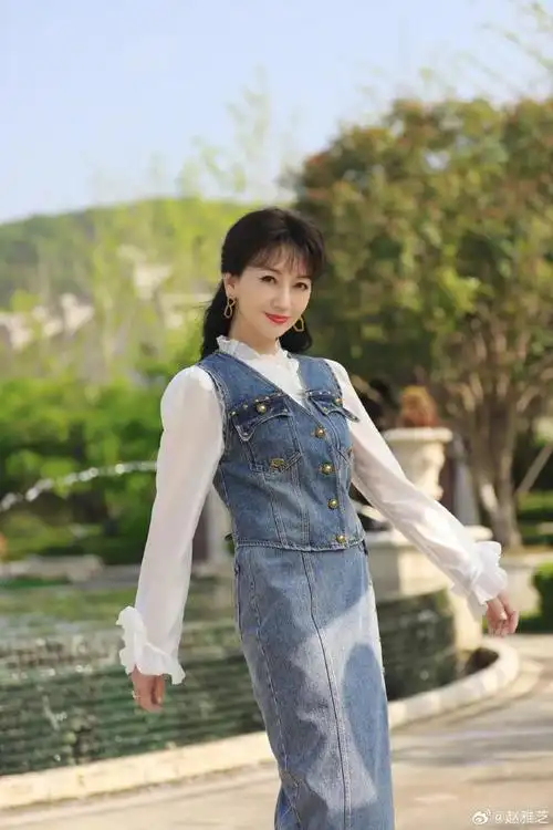 赵雅芝一组照片换了两双鞋,牛仔裙套装穿出了少女感,|身材比例_网易