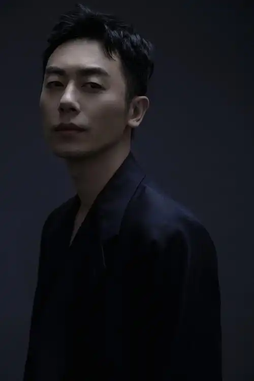 朱亚文最新大片曝光 暗黑神秘诠释"反派"气场__凤凰网