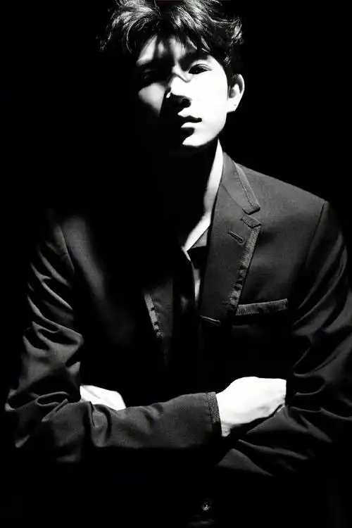 参加上影节,工作室率先出图,经典黑色西装黑色镜框克制禁欲,黑白大片