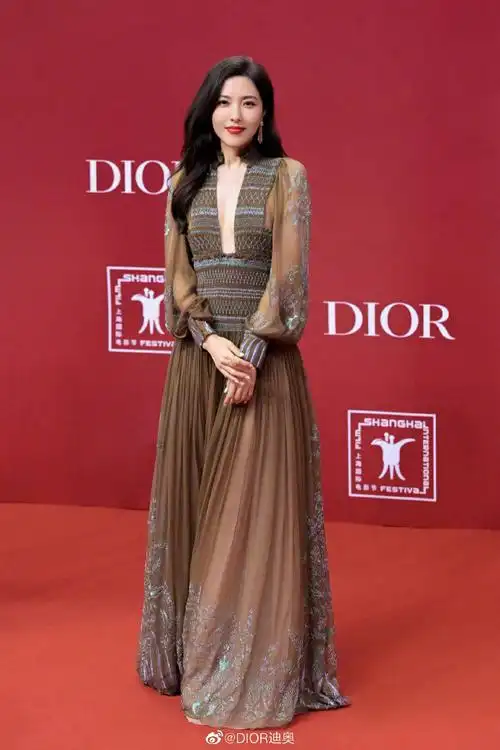 迪奥上海国际电影节#著名演员@曾黎身着迪奥高级订制礼服裙亮相,怯
