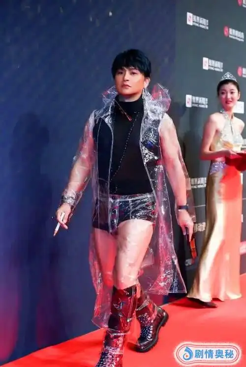 陈志朋撞脸73岁郑佩佩,穿皮裤露小肚腩,称自己是花一样的少年