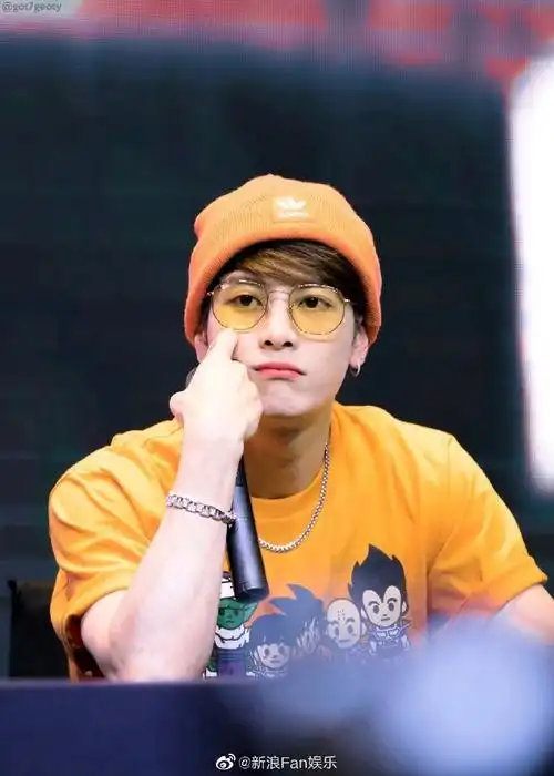 王嘉尔拍照时有多喜欢托腮