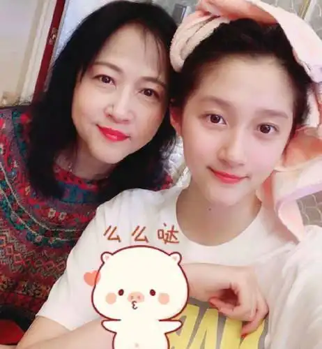 关晓彤纯素颜出镜拍全家福 爸爸下厨妈妈颜值高【3】