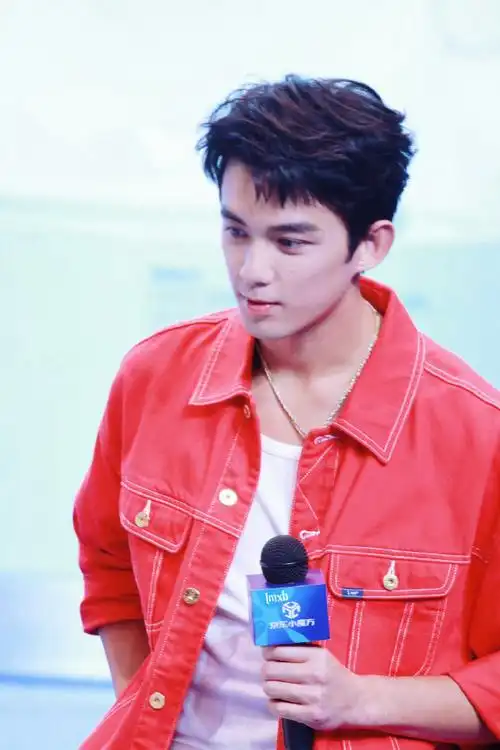 吴磊#吴磊身高182  也就【24岁】吴磊长的帅,素颜也吊打吴磊长的高