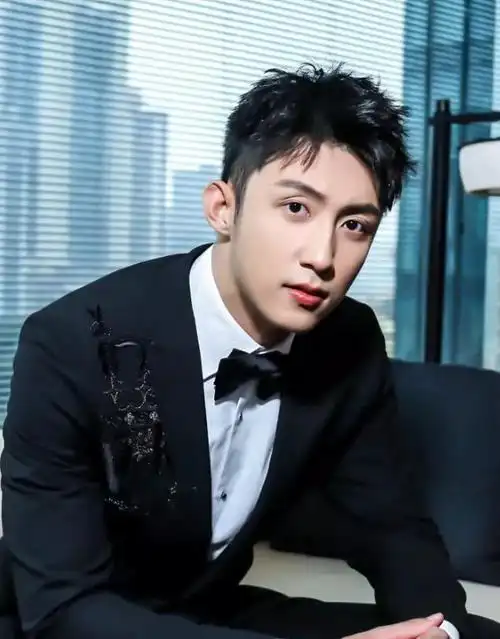 黄景瑜穿紧身衣展现好身材,但他的巧克力腹肌更令人陶醉!