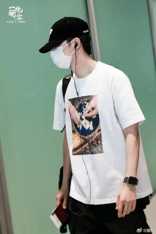 王一博白t图案是黄角兰##王一博#王一博身穿白色短袖现身机场,化身
