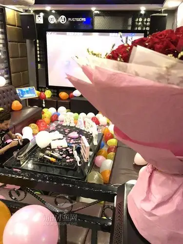 大家根据国际惯例给我过生日,朋友通过嗨坊给我定的密思小姐的大蛋糕