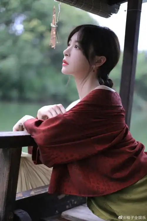 张语格用照片演戏##张语格夏末游湖写真