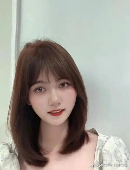 锁骨发烫不烫都好看,优雅又显气质,是女生最爱的发型之一,搭配微卷的