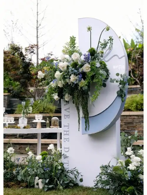 森系风格加普鲁士蓝的白绿色婚礼布置