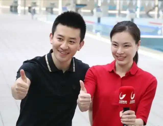 吴敏霞和老公合体直播穿运动装素颜出镜像少女全程笑成眯眯眼