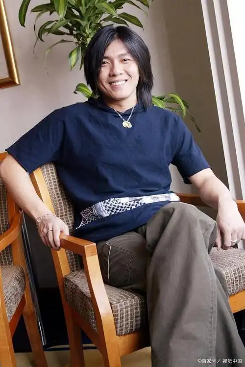 阿杜:从歌坛巨星到沉寂无声,他的命运为何如此坎坷?