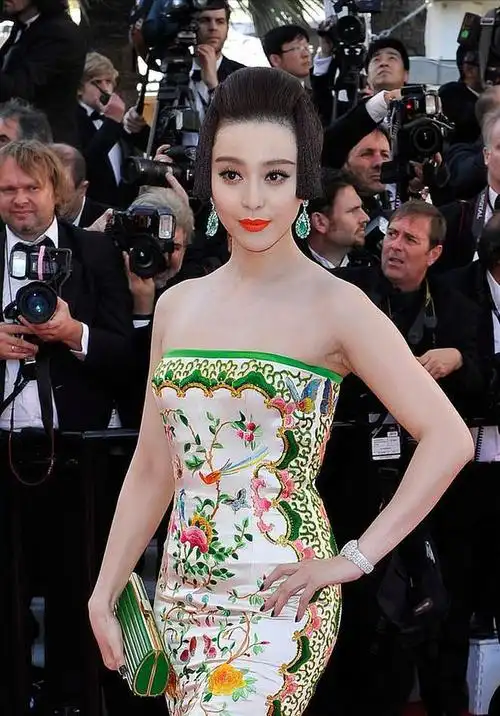 范冰冰龙袍,凤袍,虎袍,鹤袍背后的设计师,有人一直等了她六年|红毯