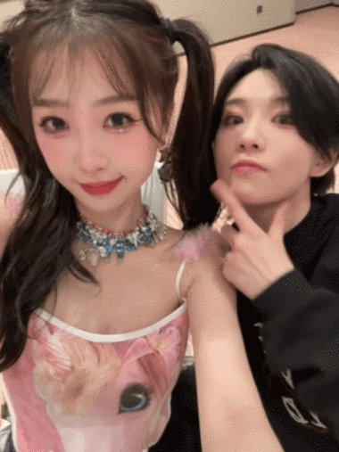 the9演唱会后台新合照##虞书欣陆柯燃喻言许佳琪孔雪儿合照