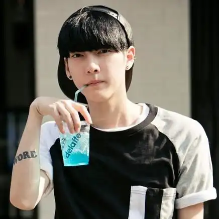 初春潮男街拍 黑色齐刘海韩式发型让你锦上添花