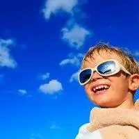 小男孩笑嘻嘻的头像_微信头像图片大全