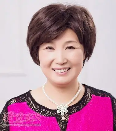 中老年三七分蓬松烫短发发型