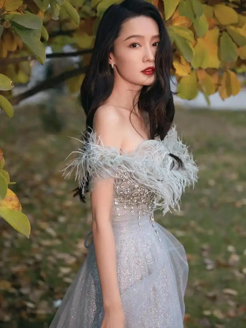 李沁穿搭私服同款 女明星穿搭同款私服 look: 礼服裙:jolipolicouture