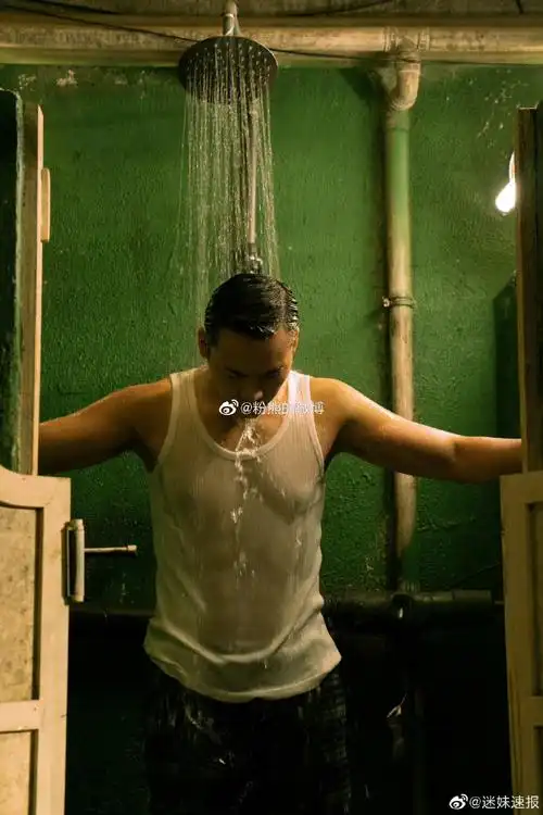 陈伟霆胸肌快把衬衫扣子崩开了##粉熊案例精选