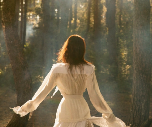 原创戚薇穿光透裙拍写真灯光打下来那刻真的不怕女儿模仿