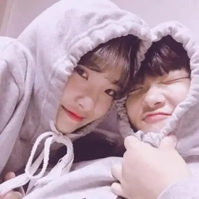 情侣头像秀恩爱一对两张