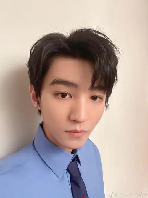 王俊凯,钟汉良,谭松韵,毛晓彤,乔欣,情人节造型惊艳!