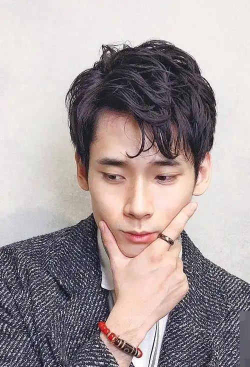 养眼富有自信的男生短发,脱俗不凡款式的男生发型