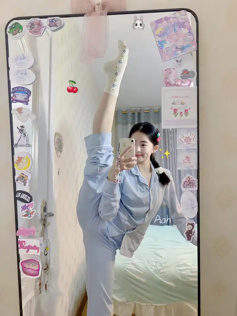 可爱嘟嘟嘴朝天一字马 #性感美女# #时尚穿搭# #大长腿