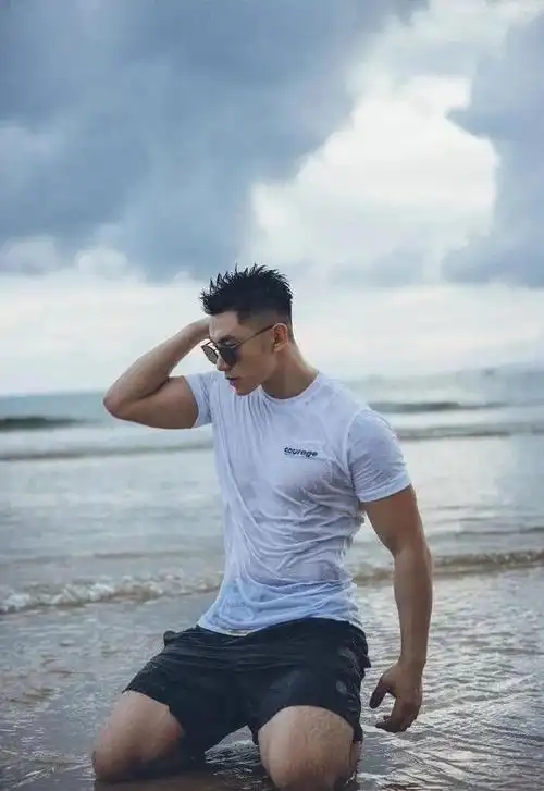 北京原生体育生短袖沙滩侧透,网友热议|胸肌|肌肉|腹肌|模特|文化课