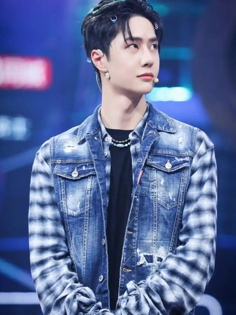 这就是街舞3发布会  王一博穿搭造型同款|||蓝色格纹外搭牛仔夹克桀骜