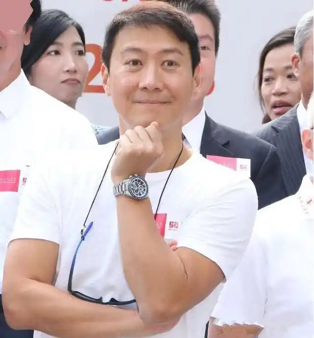 51岁黎明近照,一胖毁所有容颜大变,这模样和之前差距太大!