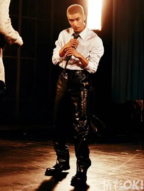 扯领带好禁欲系的感觉,能不能让米卡去拍电影! 想看!