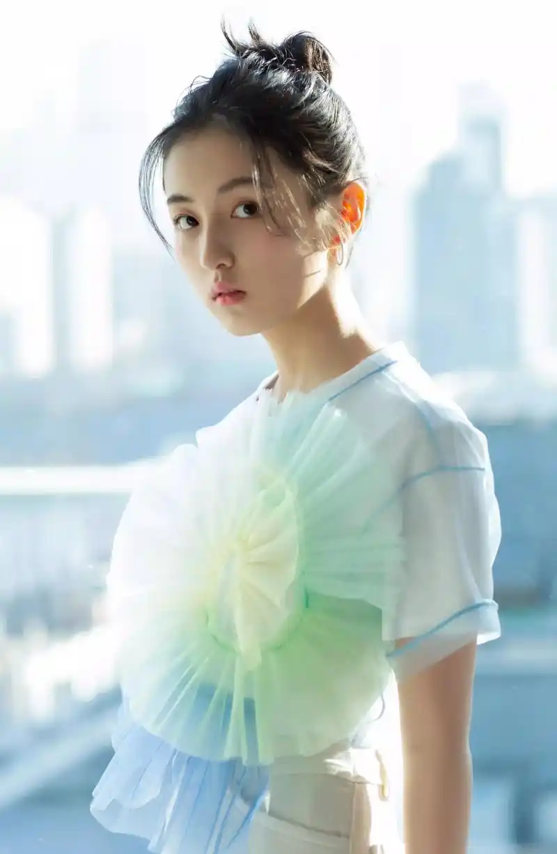 钝感女生张子枫,不落俗套的完成时尚,突显个人特色