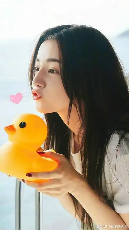 迪丽热巴终于晒美照了!身材曼妙笑容清纯可爱,网友直呼人间尤物